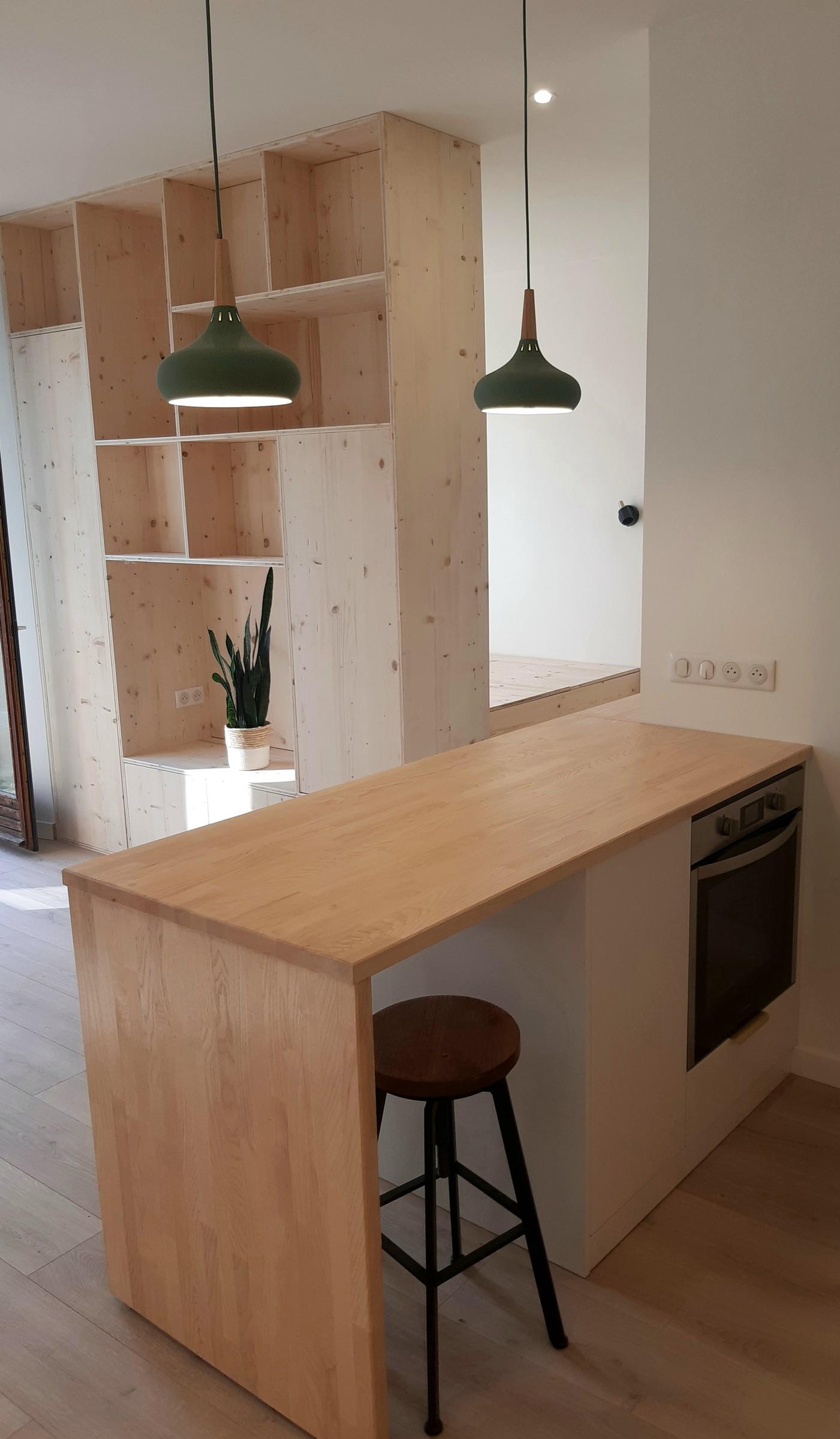 Cuisine agencée avec comptoir en bois, réalisée par Aravis Menuiserie