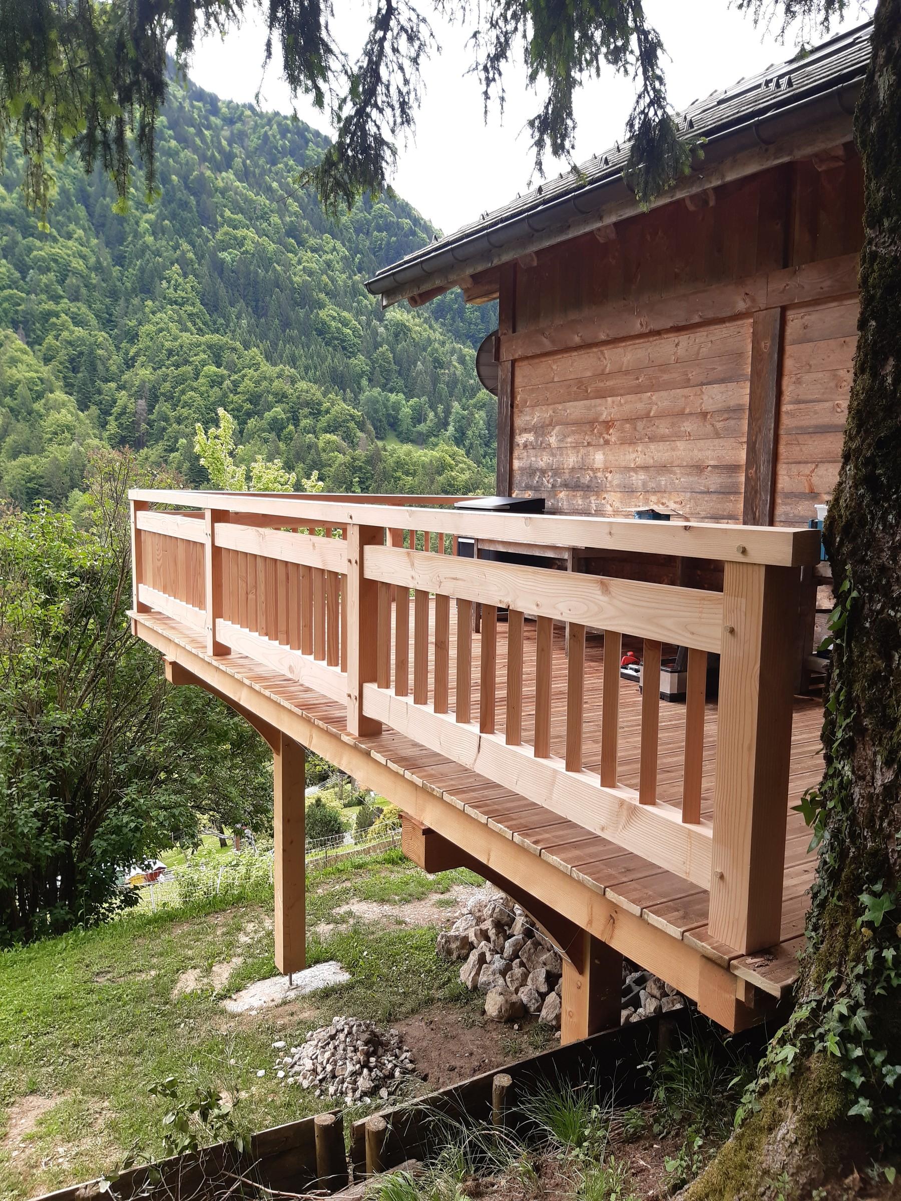 Balcon en bois sur un chalet, réalisé par Aravis Menuiserie