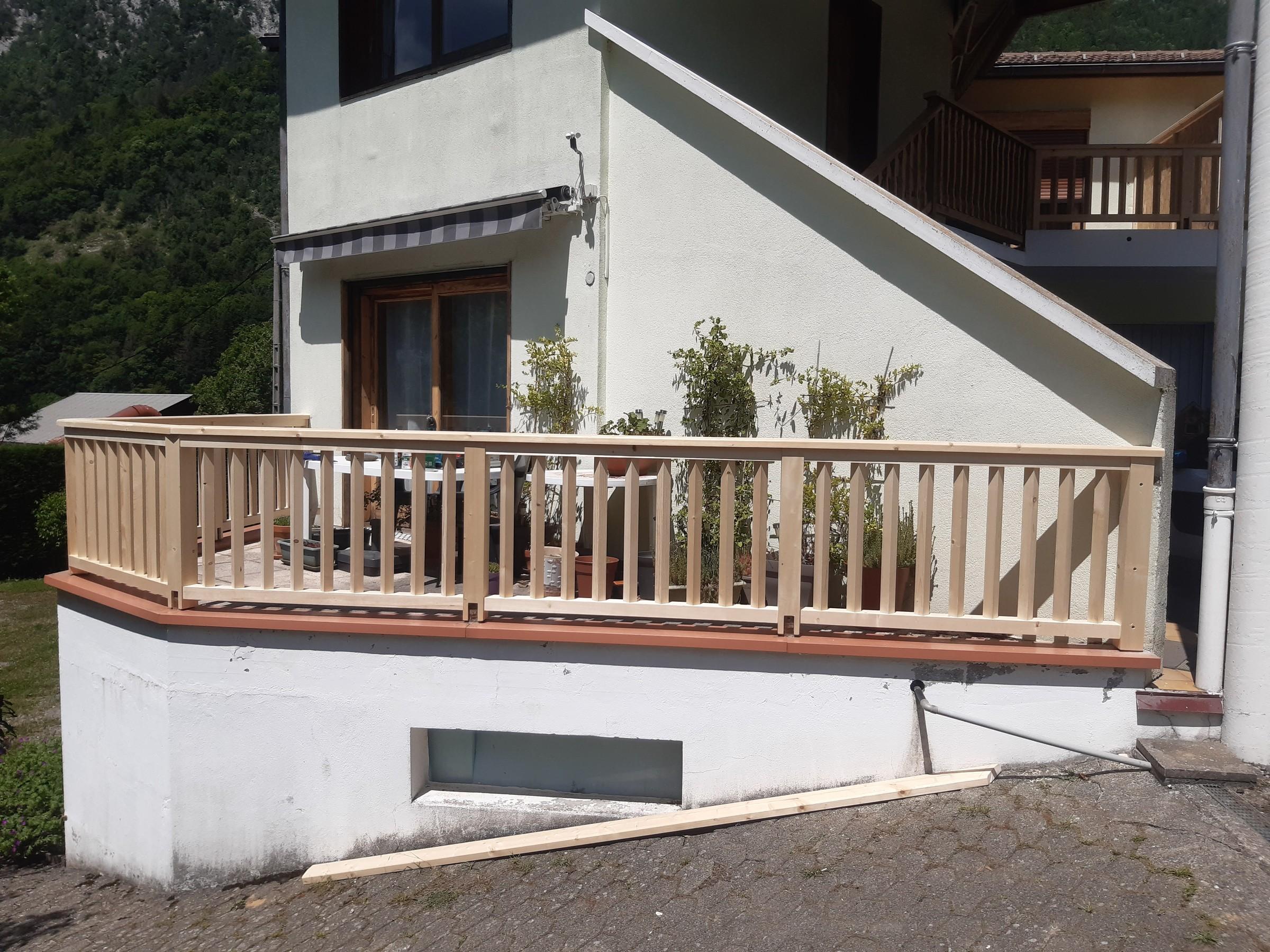 Balcon en bois sur une maison, réalisé par Aravis Menuiserie