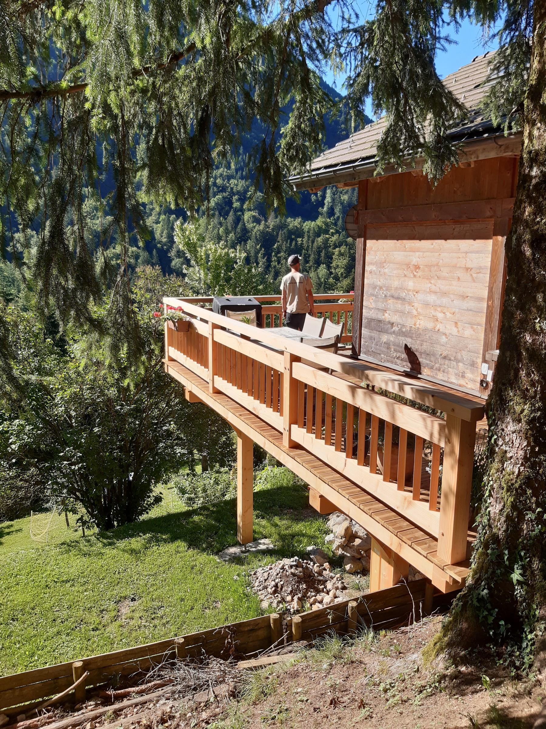 Balcon en bois vu de profil, réalisé par Aravis Menuiserie