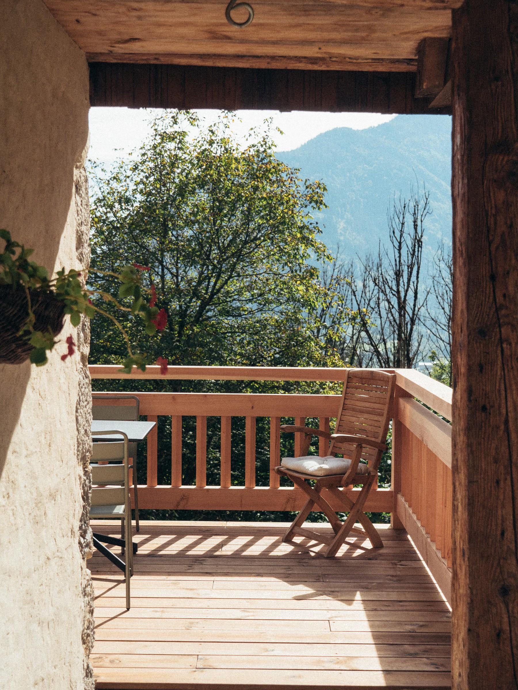 Terrasse de balcon en bois vue depuis la maison, face aux montagnes, réalisée par Aravis Menuiserie