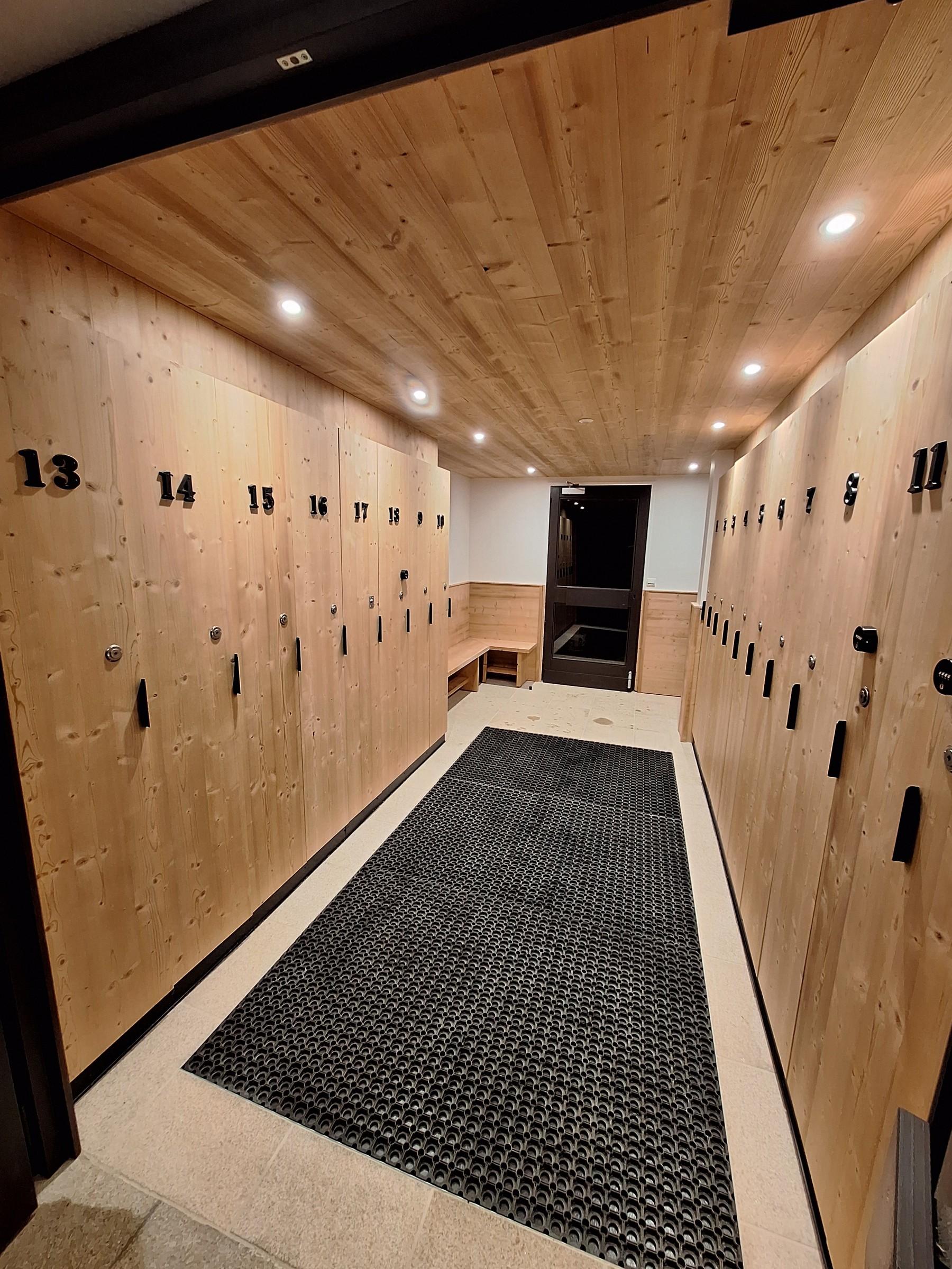 Vestiaire à casiers en bois, réalisé par Aravis Menuiserie