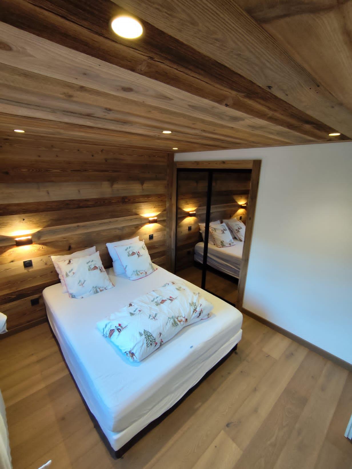 Chambre rénovée en bois vieilli, par Aravis Menuiserie