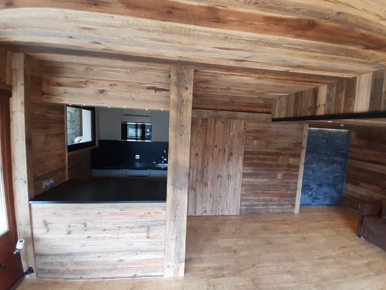 Cuisine rénovée avec habillage en bois vieilli, par Aravis Menuiserie