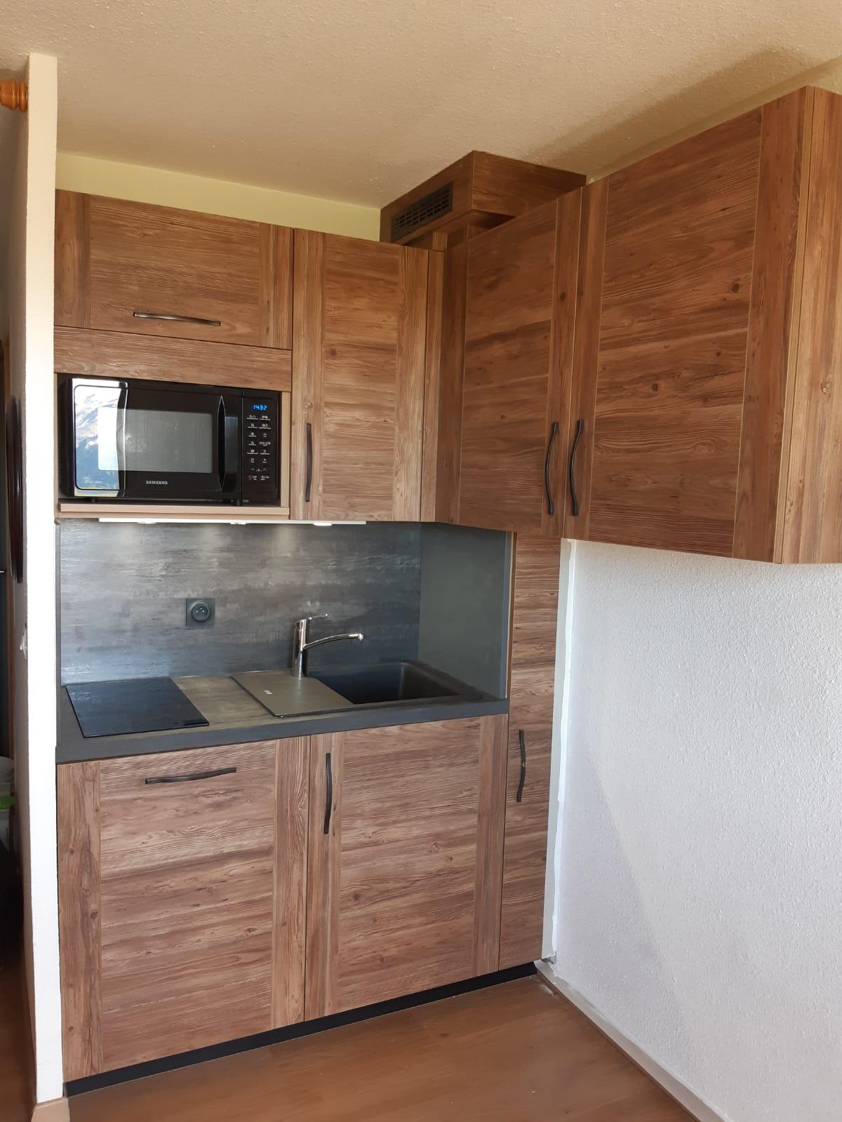 Cuisine en bois vieilli, réalisée par Aravis Menuiserie