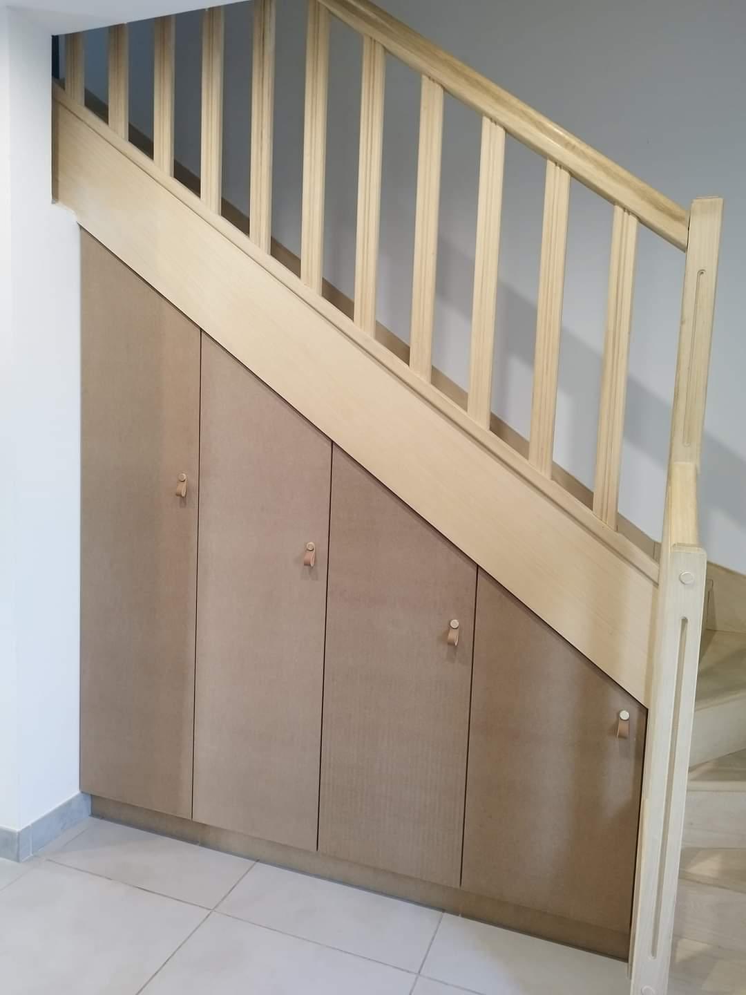 Escalier en bois et placards intégrés, réalisés par Aravis Menuiserie
