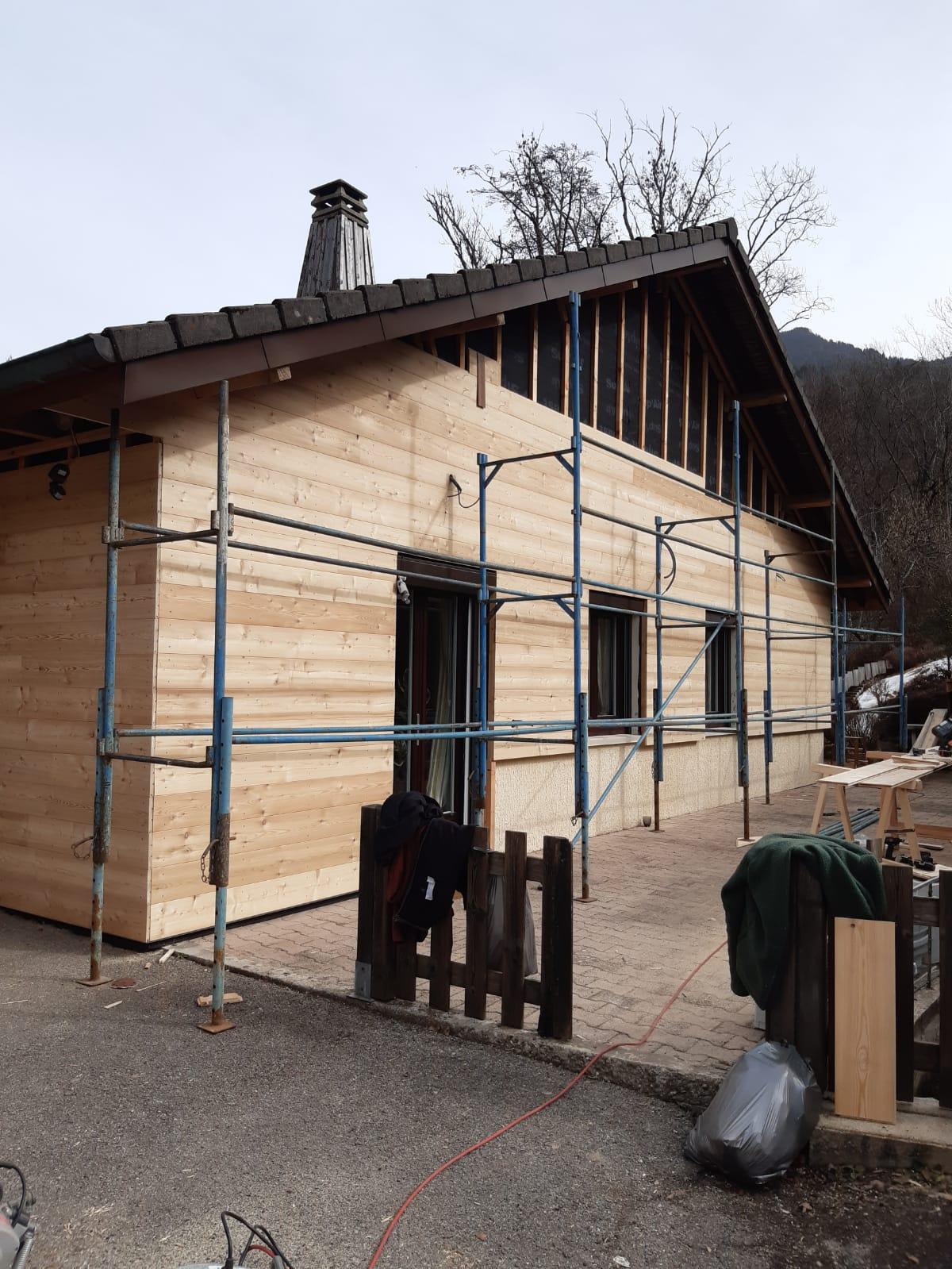 Rénovation de façade en bois en cours, par Aravis Menuiserie