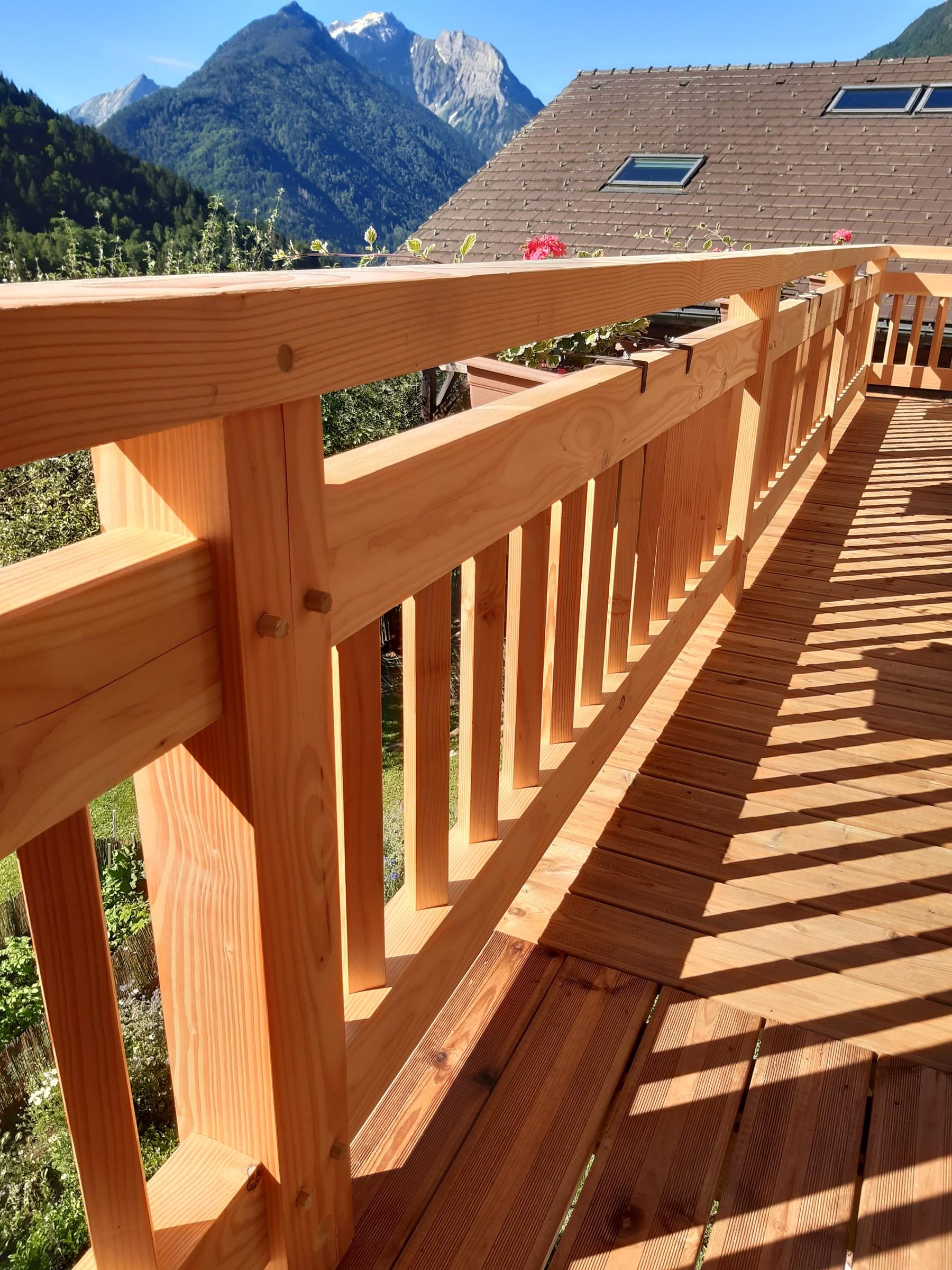Garde-corps en bois baigné de soleil, réalisé par Aravis Menuiserie
