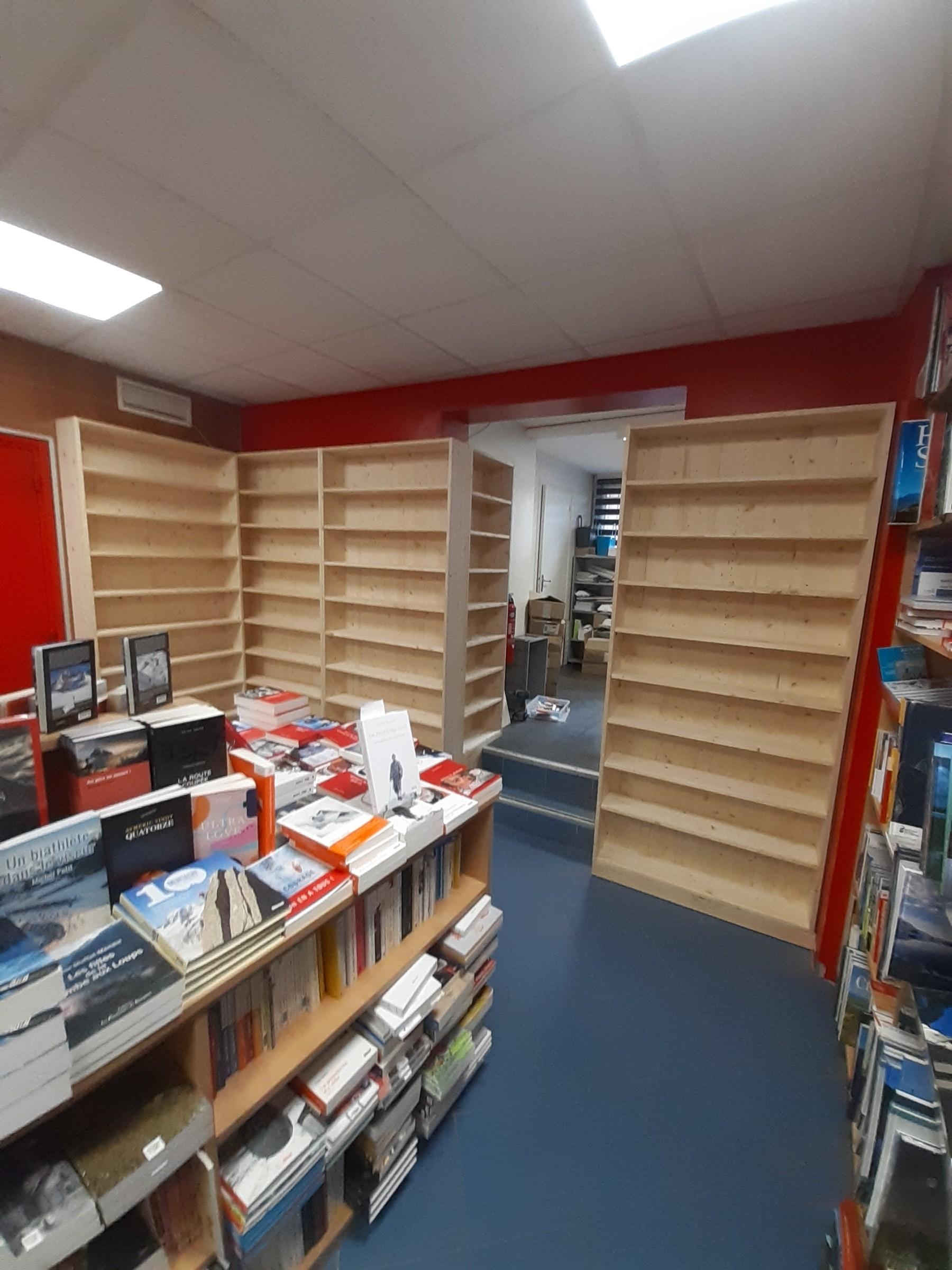 Rayonnages sur mesure pour une librairie, réalisés par Aravis Menuiserie