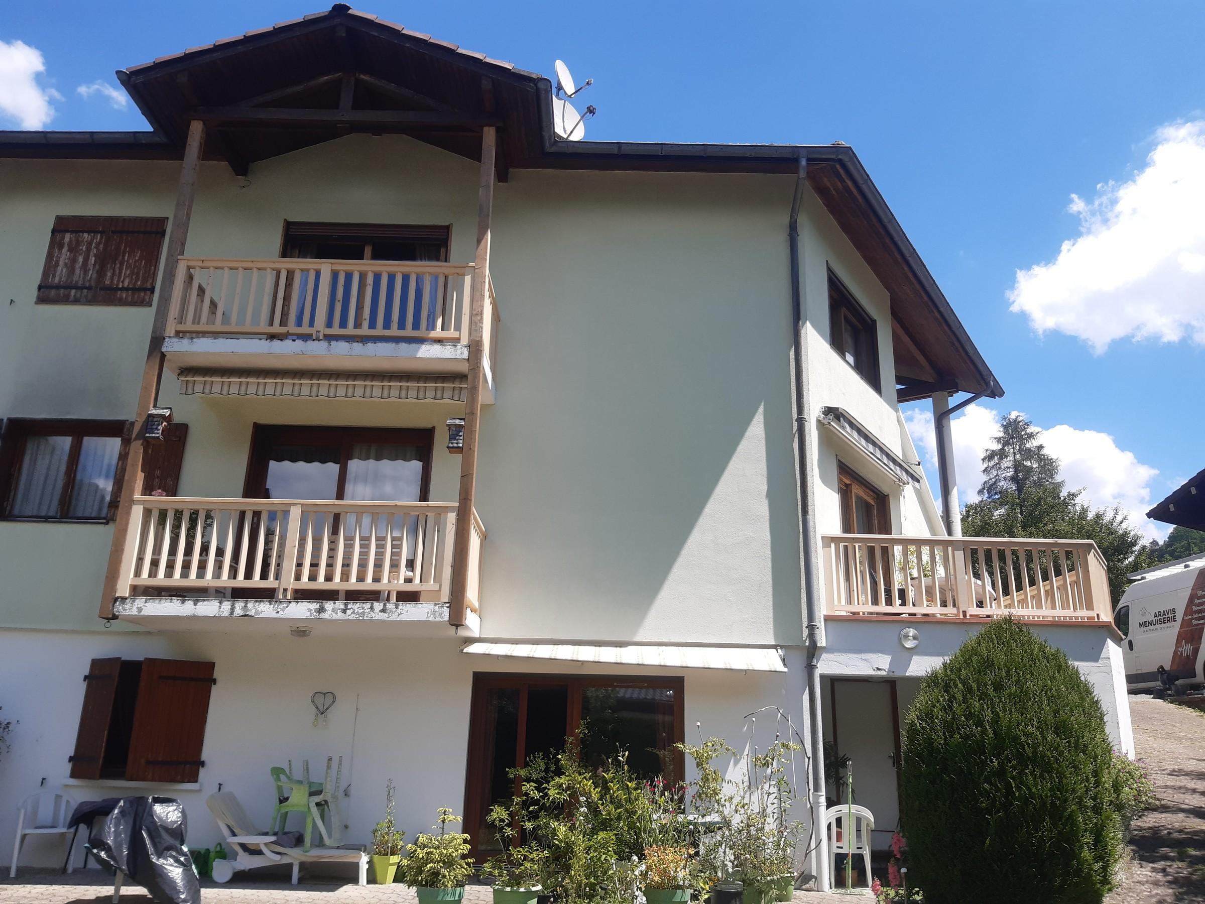 Maison aux balcons en bois rénovés, par Aravis Menuiserie