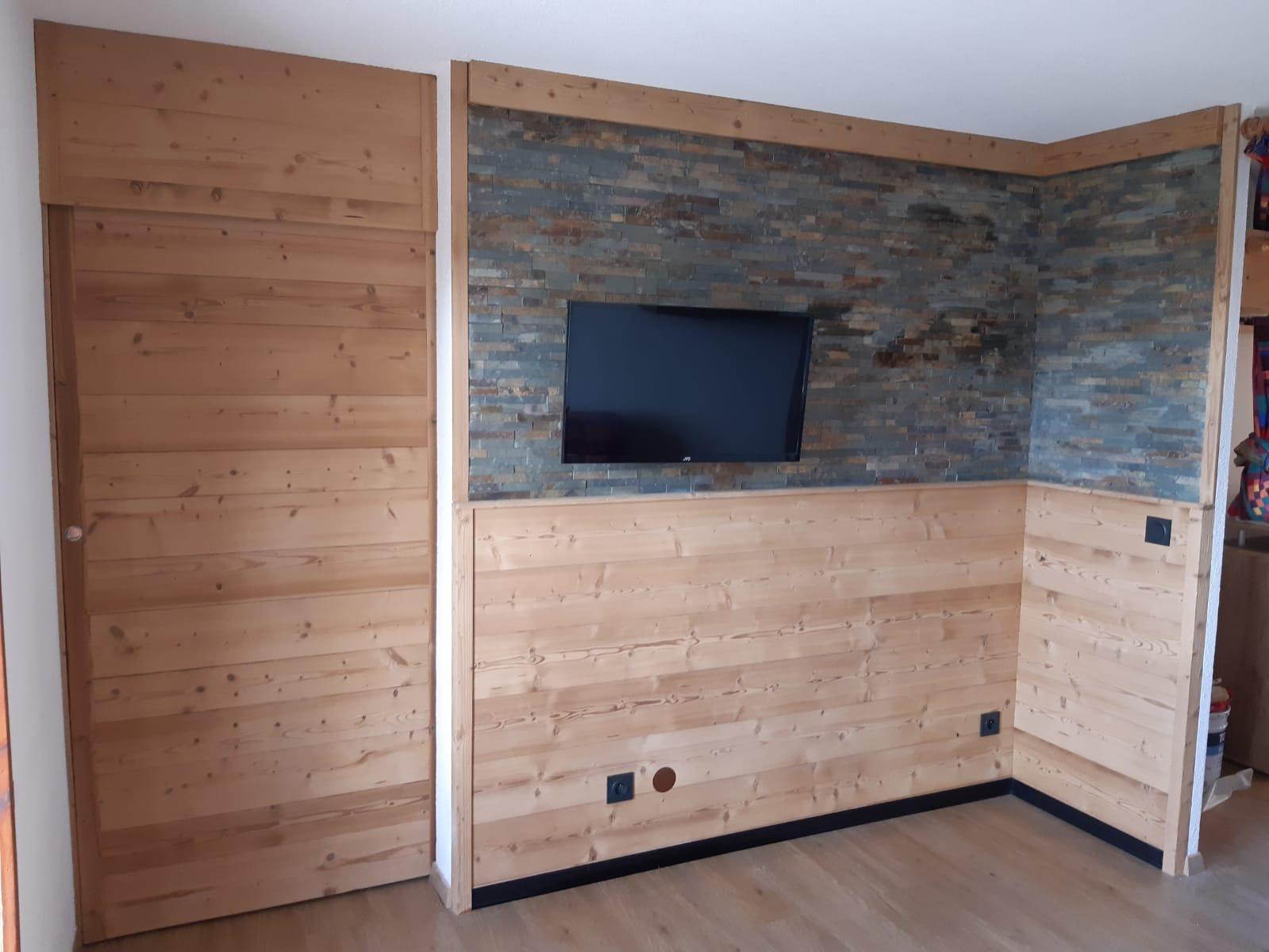 Mur rénové associant bois et pierre, par Aravis Menuiserie