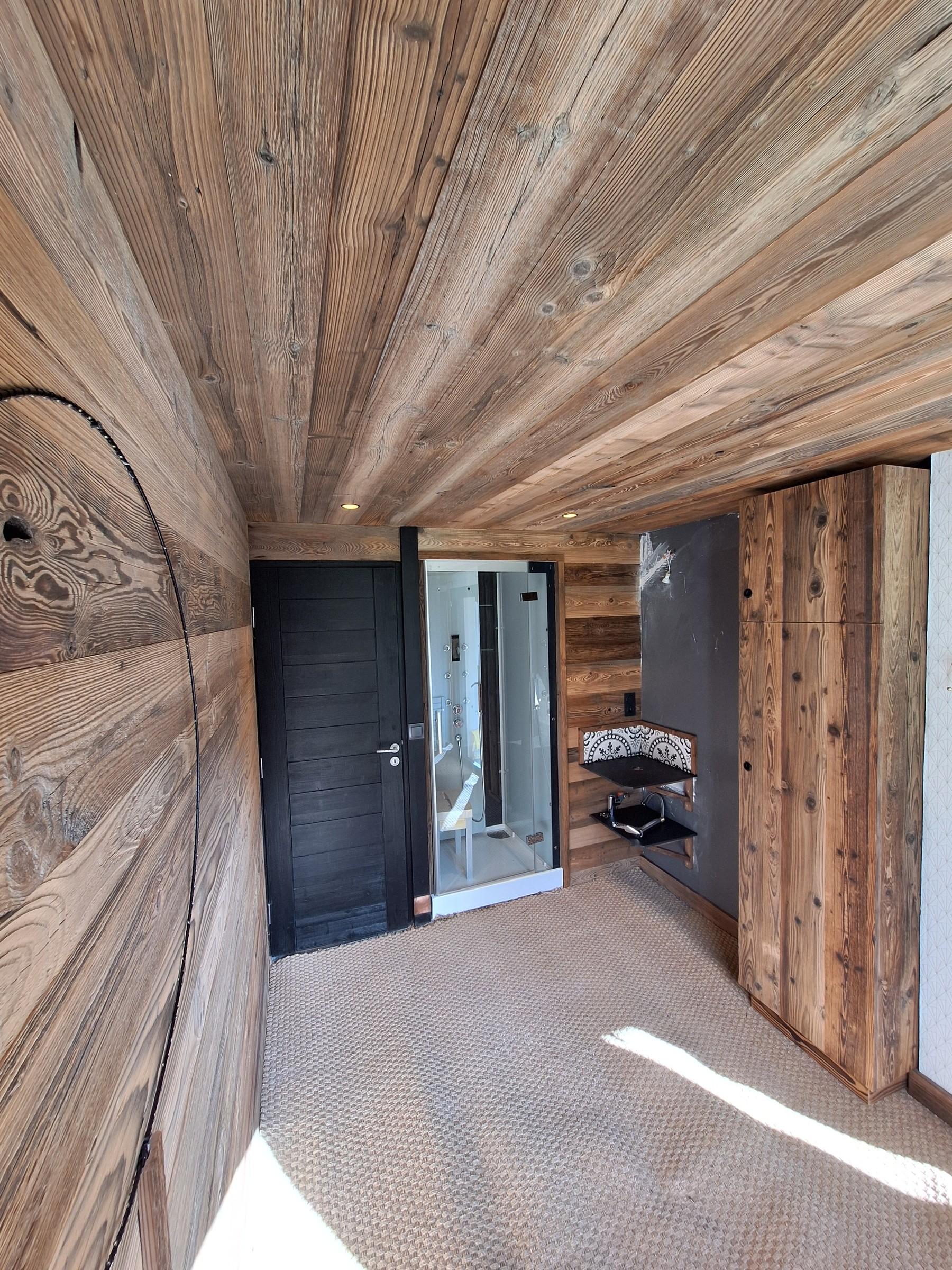 Couloir de chalet habillé de bois vieilli, rénové par Aravis Menuiserie