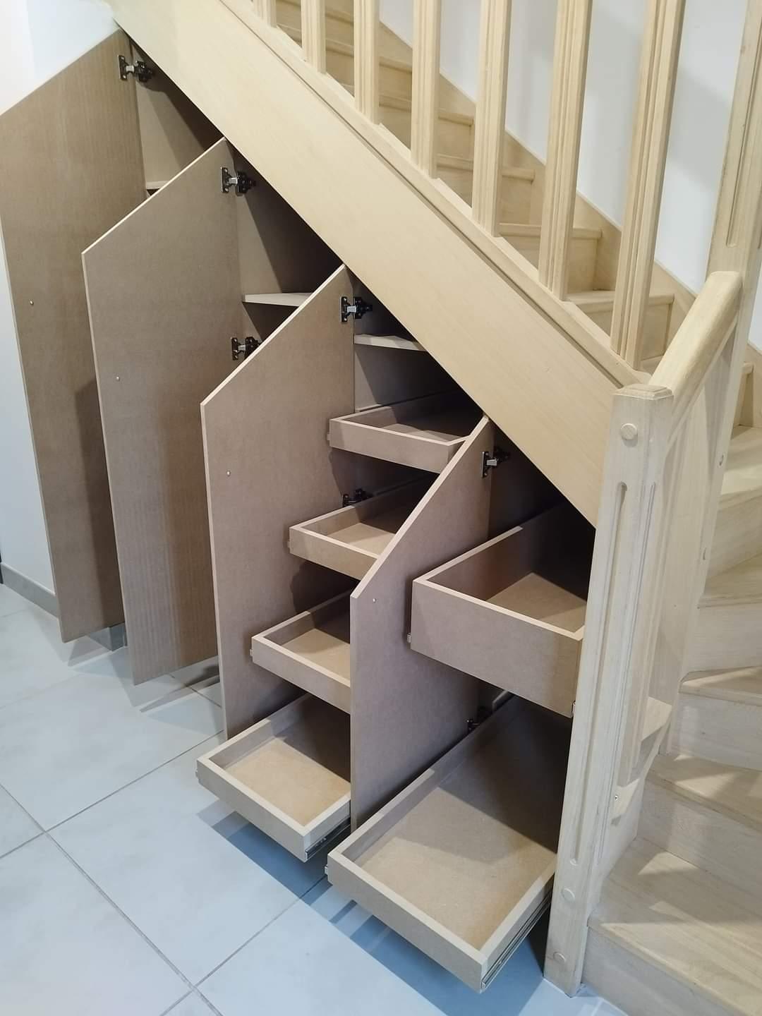 Tiroirs aménagés sous un escalier, réalisés par Aravis Menuiserie