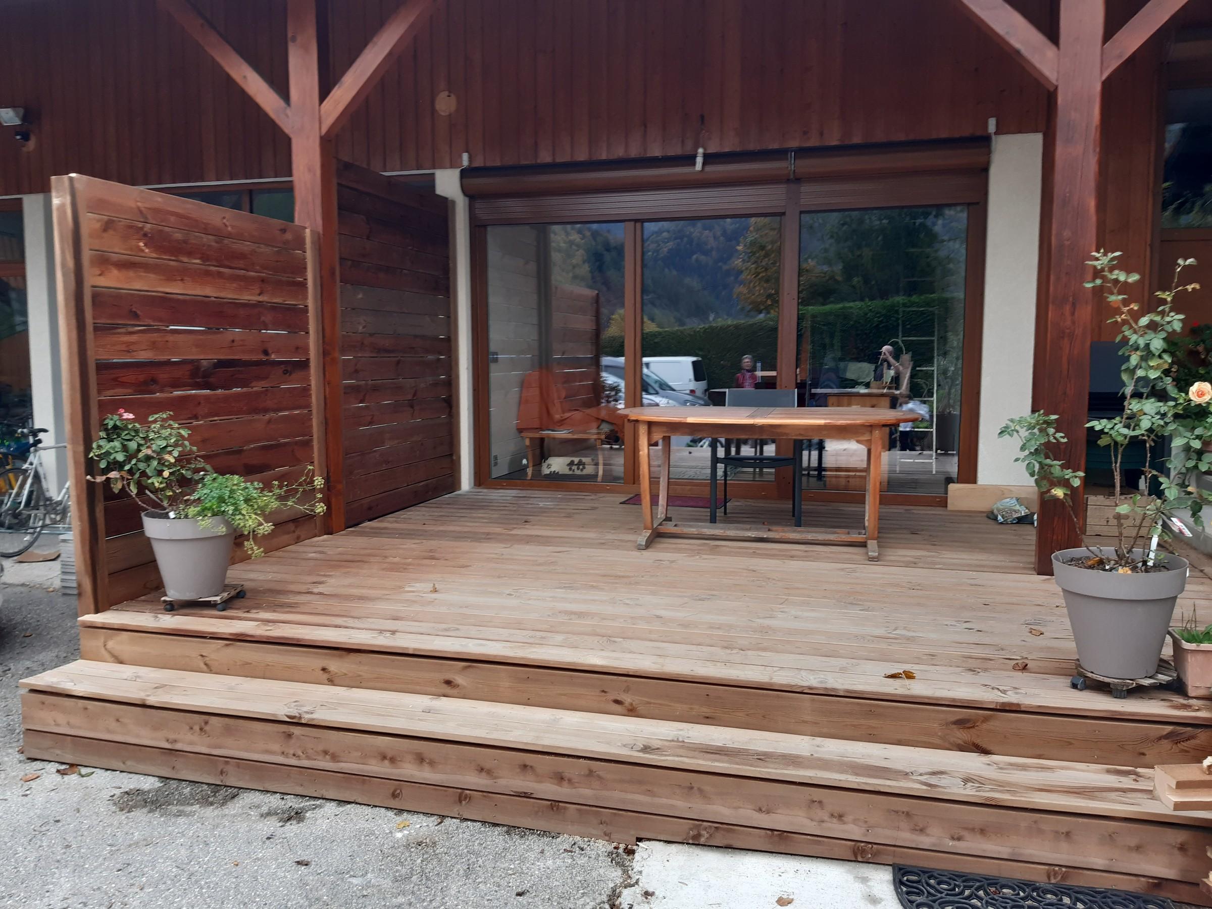 Terrasse couverte en bois, réalisée par Aravis Menuiserie