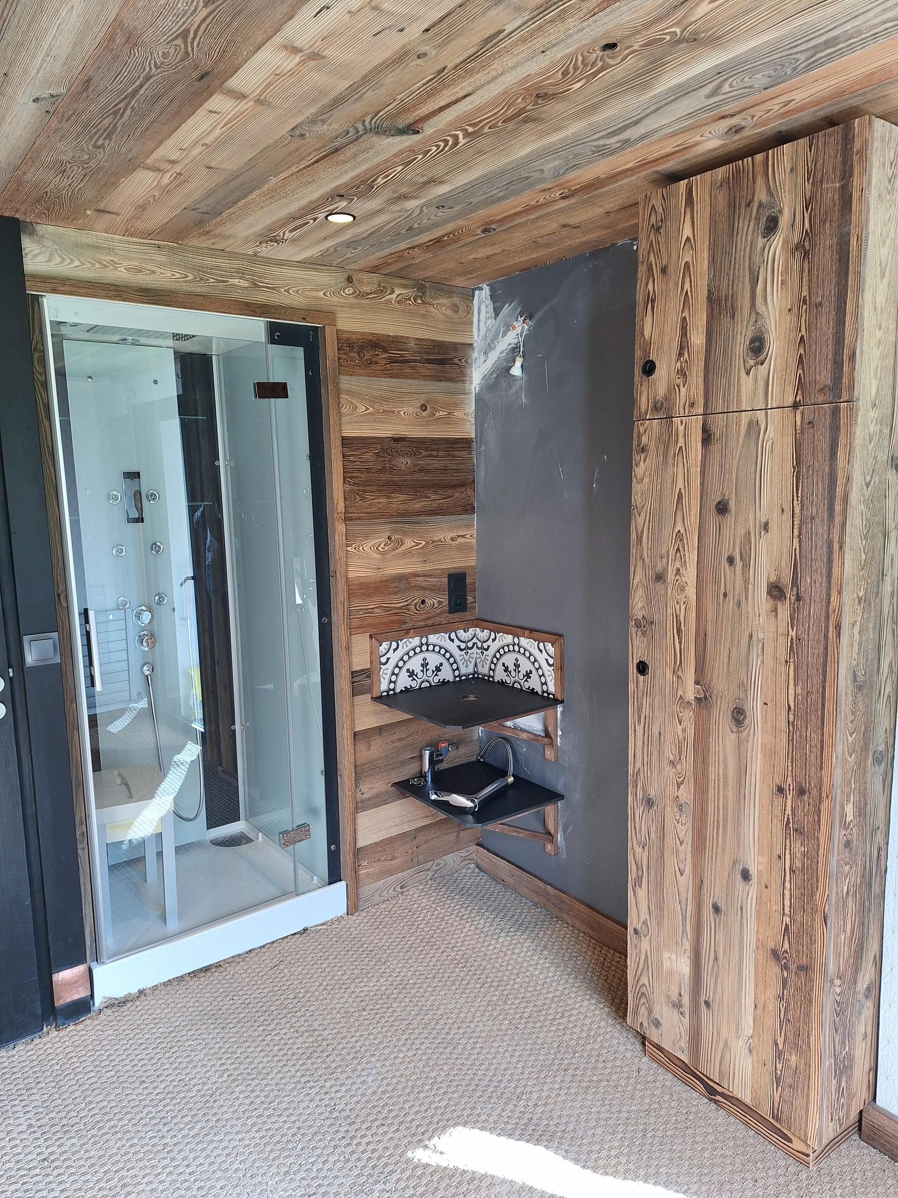 Entrée rénovée en bois vieilli, par Aravis Menuiserie